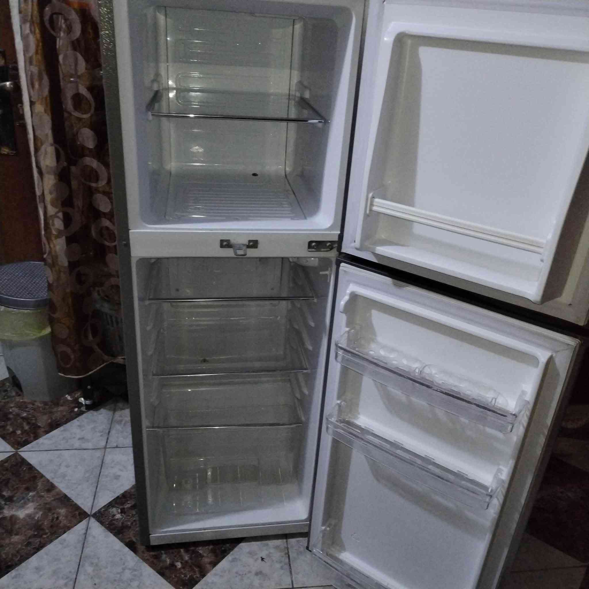 السلام عليكم ثلاجة ٩ قدم شركة بلسان للبيع اخو الجديد جدا نضيفه مابيها اي ضرر لل استفسار ***********
