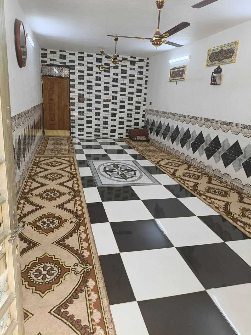 ‏بيت بالحميدية للبيع مساحة 260م واجيه 7ونص ونزال 35 مربع غرفتين واستقبال وحولي مطبخ حوش جبير عرض شارع 50م مقابل سياج حاكم زاملي بناء جديد 2025 *********** / ***********
