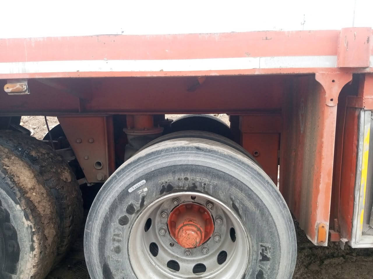 عربانة حدادية شاصي 16دناكير 14 طول 12و60تخم تاير
مكفولة. مكان العمارة 

***********
