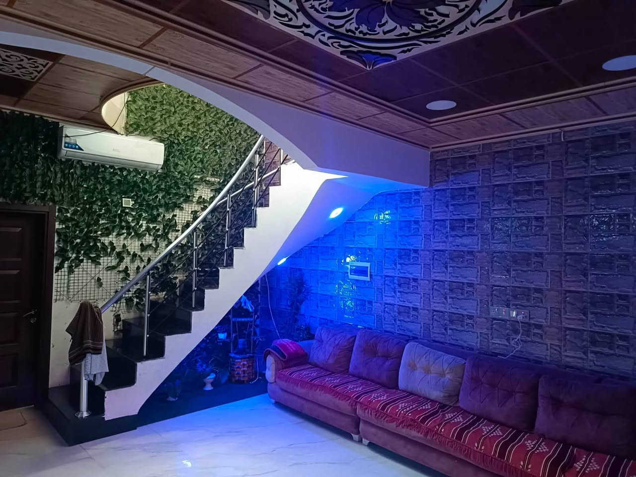 دار 🏤 للبيع في الملايين الاولى
خلف الكمرك بناء فول اساس بادلو واصل بلديه 
150متر واجهه 10 طابقين 5قرف نوم استقبال هوال صحيات مطبخ خدمات كامله ماء كهرباء تبليط 🛣️ سند 25 حق تصرف استفسار مراجعه مكتب انوار الموصل للعقار مقابيل الكمارك أو اتصال على ارقام التاليه 
***********
***********
