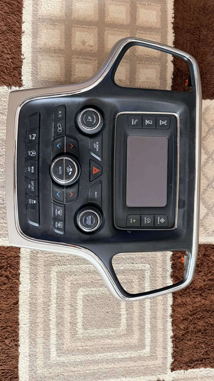 السلام عندي اغراض اصليه امانة للبيع عبوة + فيت بم اصلي  عندي كارت فور ويل اصلي وعندي شاشة صغيره كامله واطار شاشة كبيره لي يفيدنه يتفضل ***********
***********
