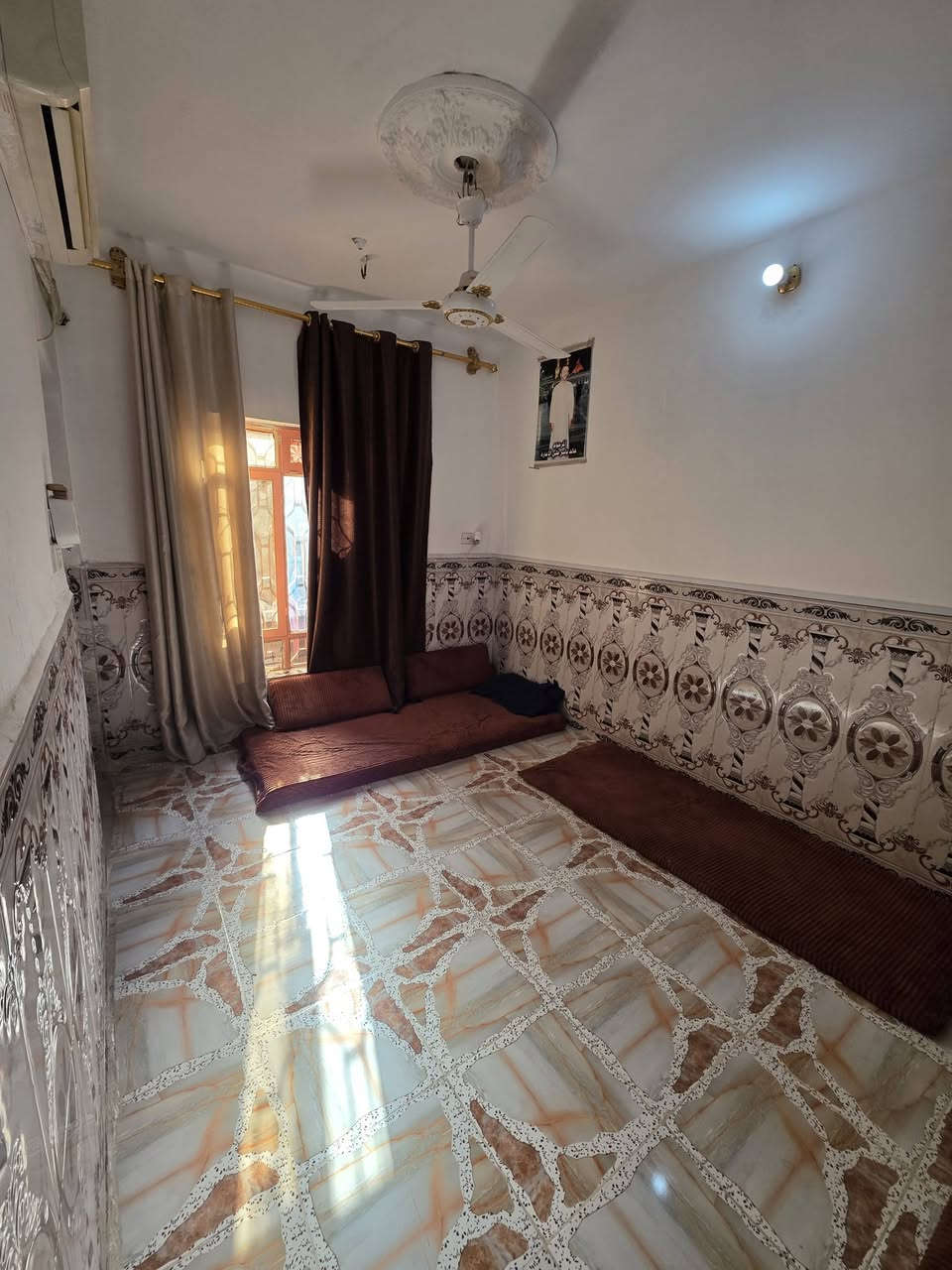 ♤ مشتمل للبيع  صب مسلح ♤🏠
💢¤طابو   ملك صرف ¤💢 
بناء حديث وشغل درجة أولى 
٢ غرفه نوم وصاله واستقبال ومطبخ ومجمع صحيات داخلي وخارجي 
الموقع  المحاويل  حي ابو سديره
المساحة 》👈》100 متر ركن على اربعه شوارع 
واجه 》👈》10 متر 
نزال 》👈》10 متر 
عرض الشارع 》👈》10متر 
السعر 》》48 مليون بيع مستعجل 
للاستفسار اكثر الاتصال على الارقام التاليه 📞📞
***********  - ***********
او زياره مكتب  المحامي العقاري علي راجي العلواني
