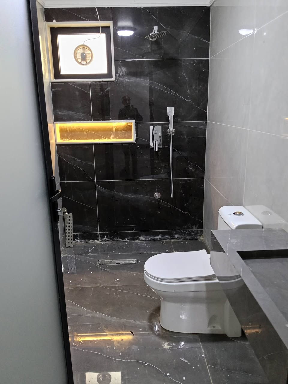 شقة طابق ارضي مجمع الشروق للبيع التفاصيل ***********بي واتساب
