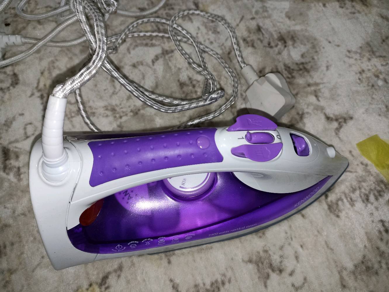 أنا أعرض مجموعة متنوعة من البضائع للبيع، تتضمن جهاز بروجيكتور LED بحالة ممتازة شامل صندوقه الأصلي والريموت، كرسي استرخاء مريح مثالي للنزهات أو حديقة المنزل، ماكينة حلاقة كهربائية مع ملحقاتها جاهزة للاستخدام، مسند سيارة متعدد الوظائف بحالة جيدة يحتوي على مساحة تخزين وأماكن للأكواب، مكواة بخار يدوية نظيفة وقوية للأقمشة، فرشاة شعر كهربائية تُسهّل التصفيف والتجفيف في آن واحد، مكواة كهربائية حديثة بحالة جيدة، منظار مع حقيبته لحماية العدسات وسهولة الحمل، وأخيراً مصباح طاولة بتصميم أنيق. جميع الأدوات بحالة ممتازة وجاهزة للاستخدام الفوري.