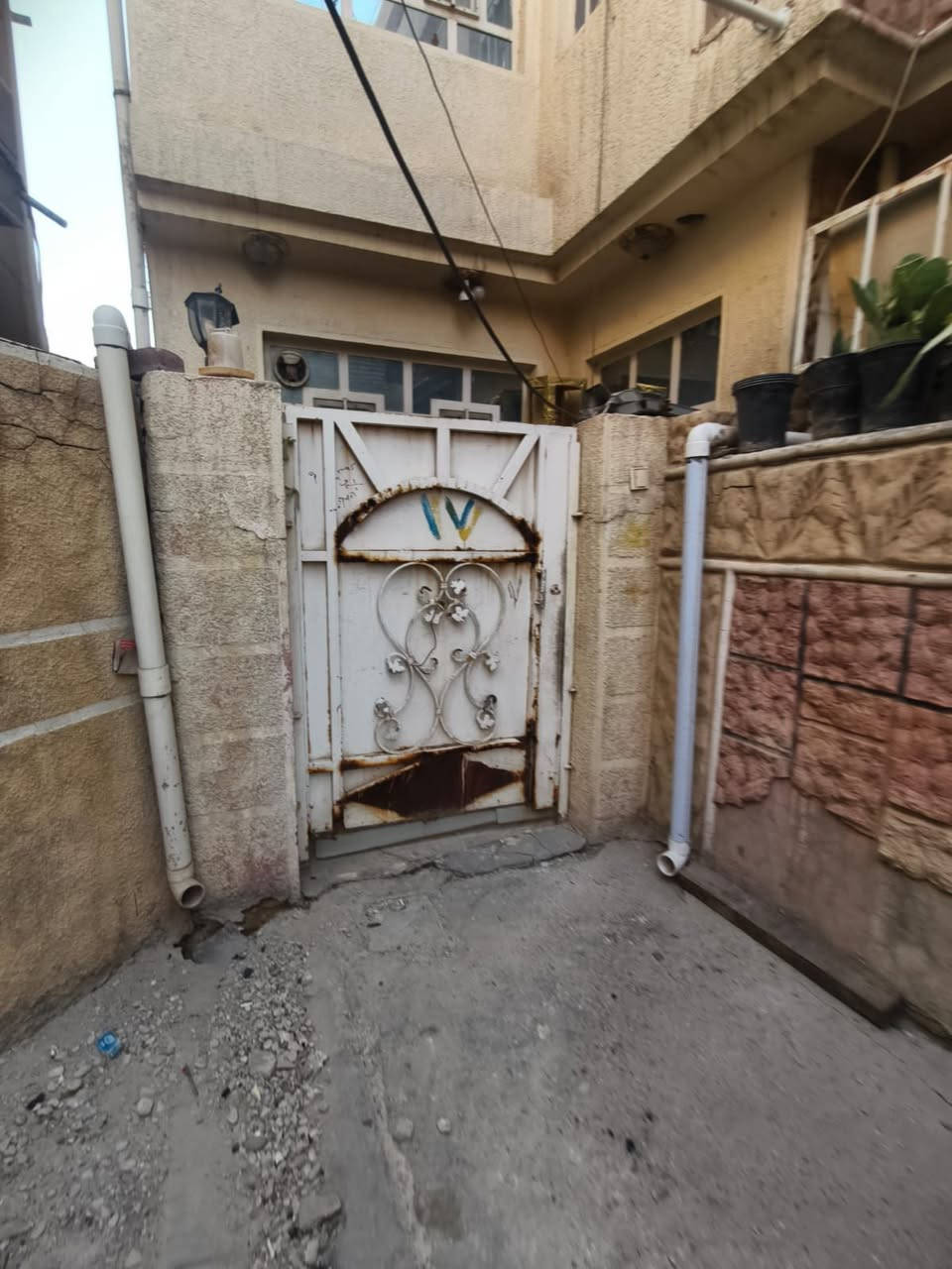 مشتمل الايجار في الكويتي
50متر طابقين قرب احمد للموبايلات
الطابق الاول غرفة وحولي ومطبخ تحت الدرج وحمام 
الطابق الثاني غرفه وحمام 
للاتصال ***********
