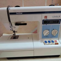مكينه خياطه اخت الجديده خياط عادي وتطريز السعر ١٣٥ وبيه مجال 077167876...