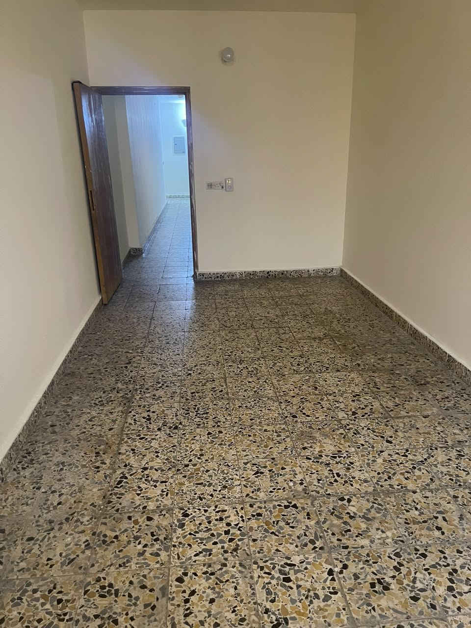 بيت طابق ثاني للايجار طابق ثاني للايجار ب350 
في حي المعلمين مال المشتل 
يتكون من غرفة نوم 1 واستقبال ومطبخ وخدمات 
معزول بدرج خاص ومي آلوحده وكهرباء الوحده
التواصل *********** اتصال 
وتس اب ***********
