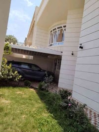 للبيع دار حي الجامعة قرب مدرسه نابلس مساحة ٢٥٠ ٤غرف نوم وحده سويت ٥حما...