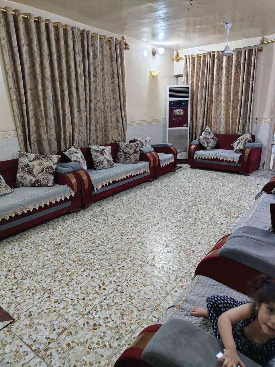 السلام عليكم دونم للبيع في المحمودية قرب فق ١٧ سند ٢٥ على طابو المحمودية بسمي ثاني يوم افتحلك بيان الدونم واجه خمسين نزال خمسين على شارعين تبليط ماء وكهرباء يحتو على دار عدد اثنين الأول  تحت البناء ٣٠٠ متر ٨ غرف نوم وصاله واستقبال ومطبخ وحمامات عدد ٣  أغلب الغرف كبيره والدار الثاني يحتوي على استقبال وغرفتين ومطبخ وصحيات والي يحب يستفسر أكثر على الأرقام الموجوده
 ***********
***********

