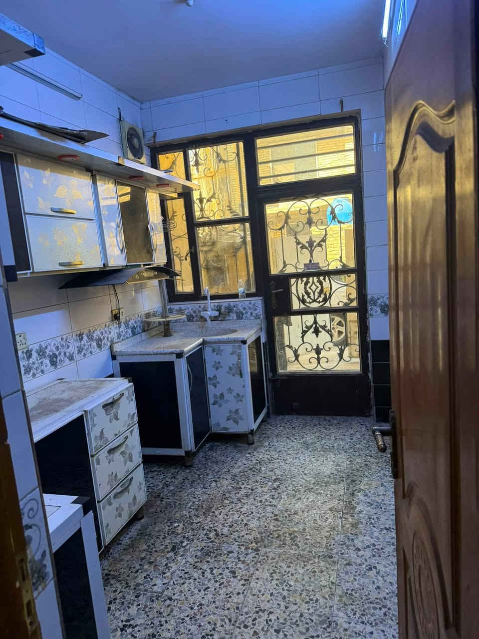 السلام عليكم 
بيت للإيجار المهديه العبيدي او النهضه غرفتين نوم ومطبخ وصاله واستقبال خدمات طابقين موجود اثاث بالبيت سبلت ومطبخ سعر الايجار ٥٠٠ ألف 
رقم الهاتف ***********
