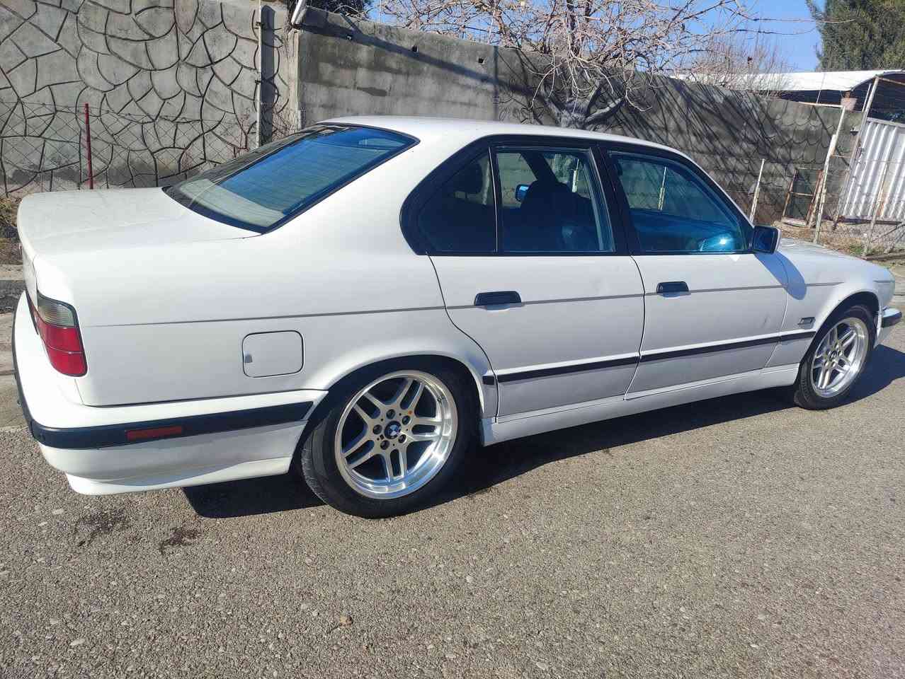 BMW 525     موديل 94  
فول مواصفات من دعامية لدعامية بدون ضربة صبغ بلادي كلشي على وضع شركة كشن هيتر  بس موسلايت كير اوتماتيك  مكينة 525 لاصرف ولا بخار  تبريد جامات كهربائي كلة شرط سنوية جديدة سيارة نضيفة احلى من صورة تخم صدر لوك  شرط تحويل سعر 82 مجال قليل عليها غرامة 000 910      ***********   ***********  مكان التون كوپري
