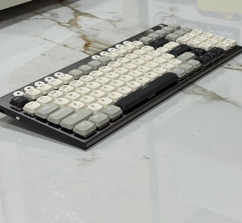 كيبورد كيمنك ميكانيكي احترافي
Thunderobot K96 

Low-profile red linear mechanical switches
Wireless 2.4/bluetooth/wired
قابلية الربط مع ٤ اجهزة بنفس الوقت بوضع الوايرليس
بطارية كبيرة جدا 1900mAh
ازرار multimedia كثيرة جدا بوضائف متعددة
Anti-Ghosting N-key Rollover

للاستفسار مراسلة الصفحة أو الاتصال على الرقم *********** واتساب. يوجد توصيل لجميع محافظات العراق.
