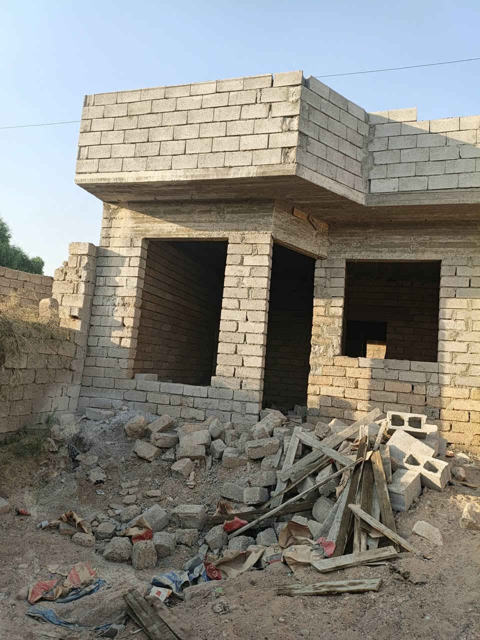 السلام عليكم هيكل لبيع بيجي حي المهندسين المساحه 180  متر عرفه نوم 2  صاله صيحات مطبخ ربعه لستفسار الاتصال بالرقم ***********
