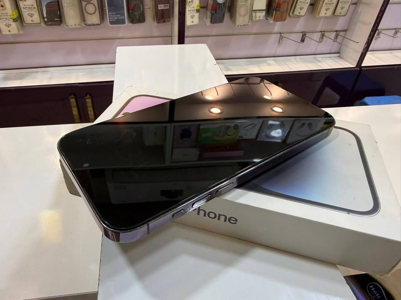 14 برو ماكس للبيع 
ذاكرة 256 
بطارية(84)🔋
ماستر AA/A
مبدل(شاشة 3 خيارات فقط)
كلة شغال+ نظيف كلش 
كارتونتة موجودة 
السعر:575 وبي مجال حك الجية 
العنوان: بغداد:مصفى الدورة 
للاتصال:***********
