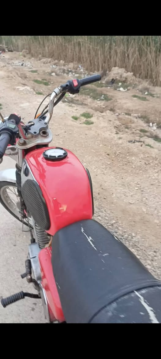 يا الله سلام عليكم من رخصت المدير المحترم للبيع دراجتين 81 سنويه ورقم بدون راعي كصه4 و82 بدون كصه 1 شرط الفتح مجفيه جفيه خفيفه على صفحت الهندر بيها ملاحضات بسيطه عتله مال كير معوجه واشاره مكسوره ومكان الجوزه مكسوره مثل ماموضح بالصور سعرهن كلش مناسب اي استفسار اني حاضر مكاني ديالى بعقوبه ***********
