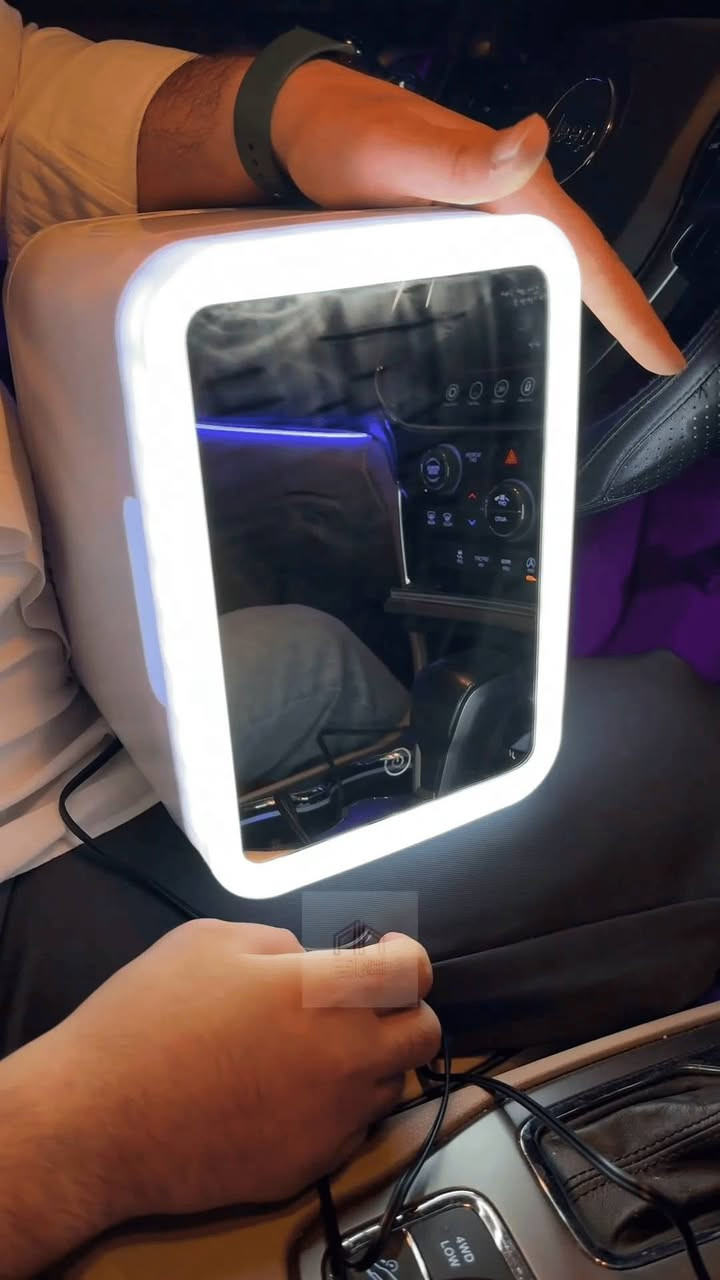 ثلاجة مكياج كهربائية محمولة 4 و5 لتر – نظام تبريد وتسخين مزدوج 12V

الاستخدامات:

حفظ مستحضرات التجميل مثل الكريمات، السيرومات، ماسكات الوجه وأدوات العناية بالبشرة.

تبريد المشروبات الصغيرة أثناء السفر أو في المكتب.

حفظ الأدوية الحساسة للحرارة.

مناسبة للاستخدام داخل السيارة عبر منفذ 12V.

مثالية لغرف النوم، صالونات التجميل، الرحلات والمكاتب.

المميزات:

متوفرة بسعتين: 4 لتر (لون ابيض) و 5 لتر (لون وردي).

نظام مزدوج تبريد وتسخين (Hot & Cold Thermoelectric System).

تعمل على DC 12V (منفذ ولاعة السيارة).

مفتاح تحكم بثلاث وضعيات: HOT  OFF  COLD.

مؤشر ضوئي:

- أخضر للتبريد.
- أحمر للتسخين.

تقنية تبريد حراري بدون كمبروسر (ضوضاء منخفضة واستهلاك طاقة أقل).

رف داخلي قابل للإزالة لتنظيم المساحة.

باب بإغلاق محكم للحفاظ على درجة الحرارة.

تصميم خفيف الوزن مع مقبض علوي لسهولة الحمل.

طول سلك التشغيل: 160 سم.

محتويات الصندوق:

ثلاجة مكياج (حسب السعة المختارة 4L أو 5L).

سلك تشغيل سيارة 12V.

دليل استخدام.

الملاحظات:

غير مخصصة لتجميد المواد (ليست فريزر).

يجب تشغيل السيارة أثناء الاستخدام لتوفير الكهرباء.

يفضل إيقاف الجهاز قبل التحويل من وضع التبريد إلى التسخين والعكس.

تحفظ بعيداً عن الماء والرطوبة.

قياس الكارتون

الطول: 28 سم

العرض: 22 سم

الارتفاع: 30 سم 

سعر 37 الف مع توصيل لكافه المحافظات


**إذا كنت صاحب هذا الإعلان وتريد حذفه لأي سبب، رجاءا أرسل رسالة إلى الدعم الفني**