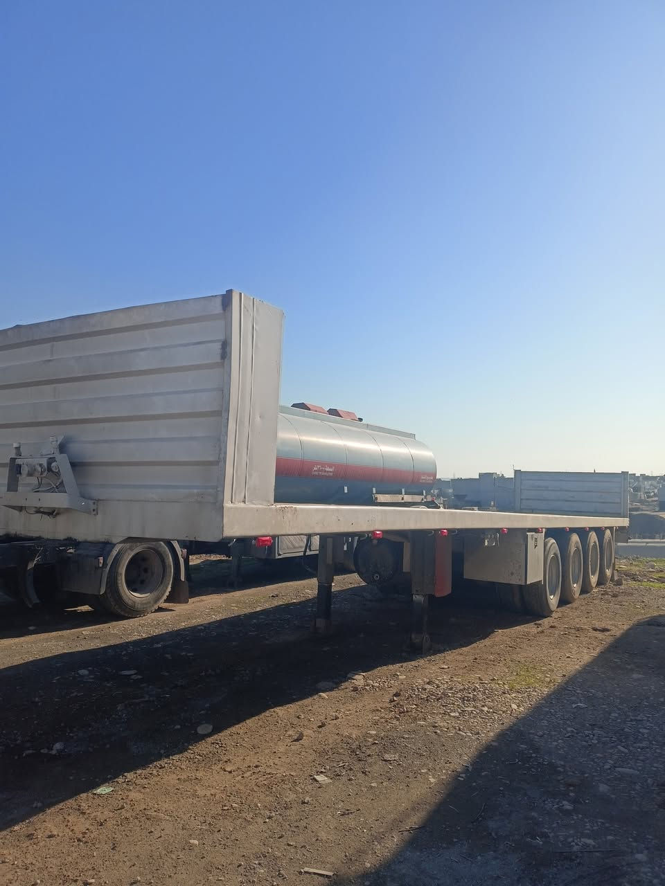 السلام عليكم للبيع عربانه حدادي شاصي 16 بدون كسر وفطر 4دناكير جوبلس برميل 2رفاع طول 13:60 دناكير مربع تركي 14 كاعيه حديد عربانه جاهزه للشغل تايرات نص عمر سعر(110) وبيها مجال مكاني كركوك ***********
