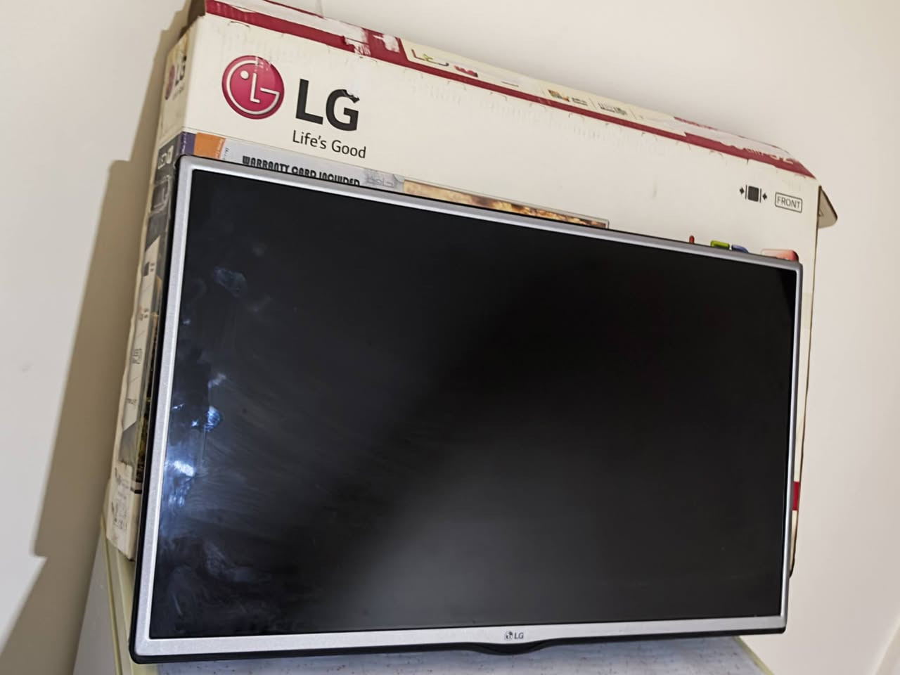 تلفزيون نوع LG أول وجبة أصلي حجم 32 أنج بدون نت فول نظافة استعمال كلش كلش قليل بعدها ابلزكات الشركة وياها الكارتونه وغراضها كامل السعر 100 الف للأستفسار ***********
