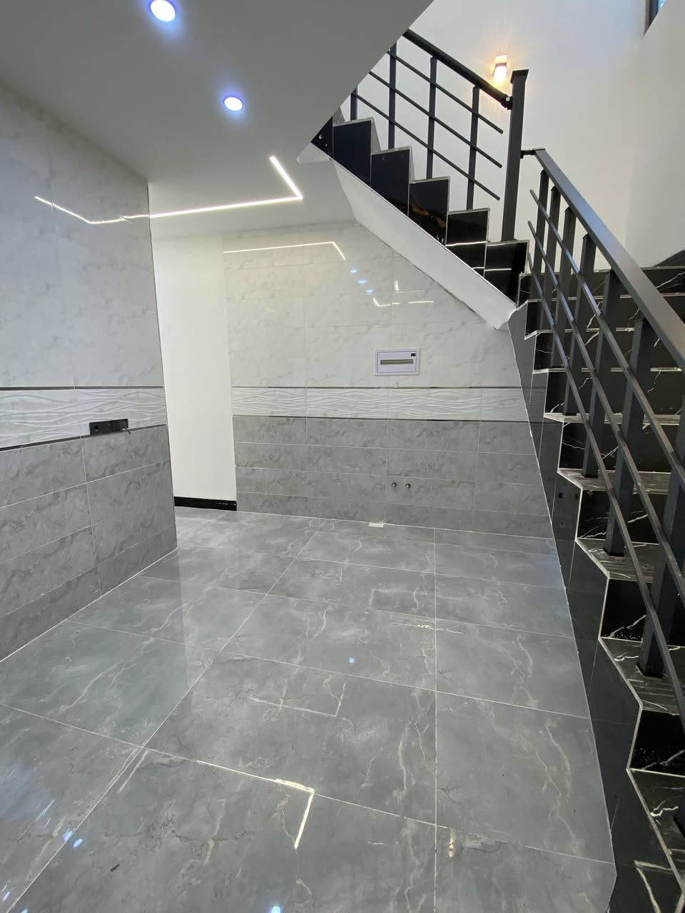 🏠اعلان اعلان
دار للبيع
موقع مميز
~~~~~~~~~~~
📄طابو ملك صرف
🧱بناء درجه اولى
~~~~~~~~~~~
سقف مغربي ✔️
واجهة فلين✔️
نظام تبريد مركزي✔️
بناء هندسي✔️
~~~~~~~~~~~~
📐المساحه:-100م
📐الواجهة :5م
~~~~~~~~~~~
📍الموقع :اسرى و المفقودين
خلف صيدليه جواهر
~~~~~~~~~~~
💸السعر الدار الواحد :-123مليون وقابل للتفاوض
~~~~~~~~~~~
الطابق الاول  يحتوي:-
استقبال +هول+مطبخ 
غرفه نوم+صحيات
~~~~~~~~~~~
الطابق الثاني يحتوي على:
هول +صحيات+غرفه نوم
~~~~~~~~~~~
للاستفسار اكثر الاتصال على
***********📱
~~~~~~~~~~~
نستقبل جميع العروض 
🏠السكنيه  🏛️التجاري
