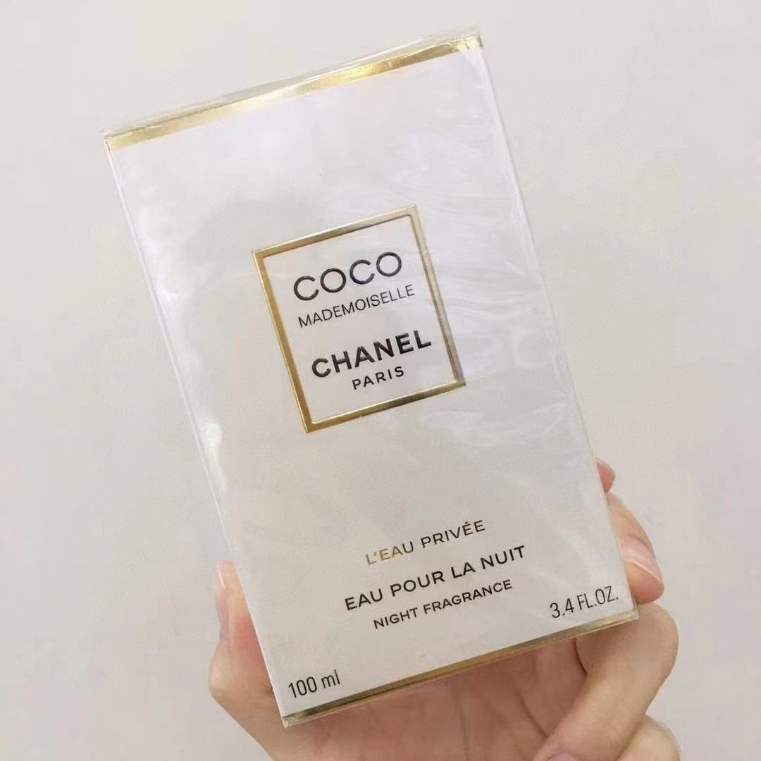 Coco Chanel   عطر كوكو شانيل 😍

يحتوي هذا العطر الزهري الكهرماني على مزيج من روائح اليوسفي والبرتقال والورد والياسمين والمسك الأبيض
يبقيك منتعشًا طوال اليوم
يجسد عطر شانيل كوكو مدموزيل رائحة منعشة ومتطورة تأسر الأنظار بمزيجها من الياسمين والبرتقال، مما يجذب النساء العصريات الباحثات عن عطر مميز جذاب.

الافتتاحية: البرتقال، الماندرين (اليوسفي)، البرغموت، وزهر البرتقال.
القلب: الورد التركي، الياسمين، الميموزا، والإيلنغ.
القاعدة: الباتشولي، المسك الأبيض، الفانيليا، نجيل الهند، وحبوب التونكا. 

الجاذبية: عطر يمنح شعوراً بالأنوثة والثقة.
الثبات: يدوم لفترات طويلة.


**إذا كنت صاحب هذا الإعلان وتريد حذفه لأي سبب، رجاءا أرسل رسالة إلى الدعم الفني**
