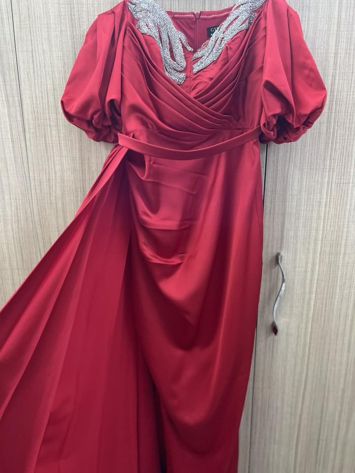 فستان جديد ملبوس مره واحده فقط مغسول ومكوي هم سعره ٥٠ الف مكان كركوك ***********
