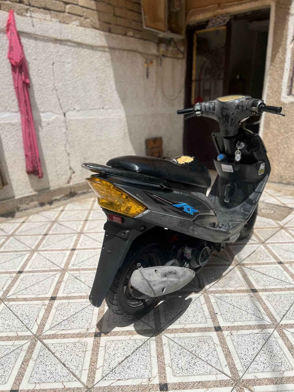 السلام عليكم
من رخصت لادمن 
دراجة ماكس عدله 
دراجه نضيفة وحلوة 
دراجة نكره ابكل وكت 
هندر وسلف 
مكينة بلادية بس السلف 55
وبيهة دخانة قليله بس بل تشغيل 
كفر بلادي ختم واحد وية المكينة 
الدراجة حلوة ومرتبة شلعة ومعدل اشك. الكاع 
الدراجة شوفت عينك 
مكاني بغداد حي العامل
السعر 500 وبيهة مجال
رقم ***********
