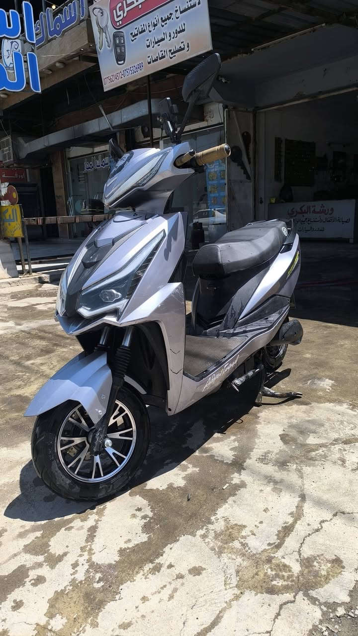 سكنس للبيع
ملف وعقل شرط 
ملف 2000
بطاريات 6 مسطره شرط فحص ✨
لايت عالي وناصي هورن كهربائيات كلها شغاله 
يمشيك 50 لي 60 كيلو حسب سرعه 
عنوان موصل ايسر حي الكندي 
سعر 440 بي مجال للشراي 
*********** بي وتساب
