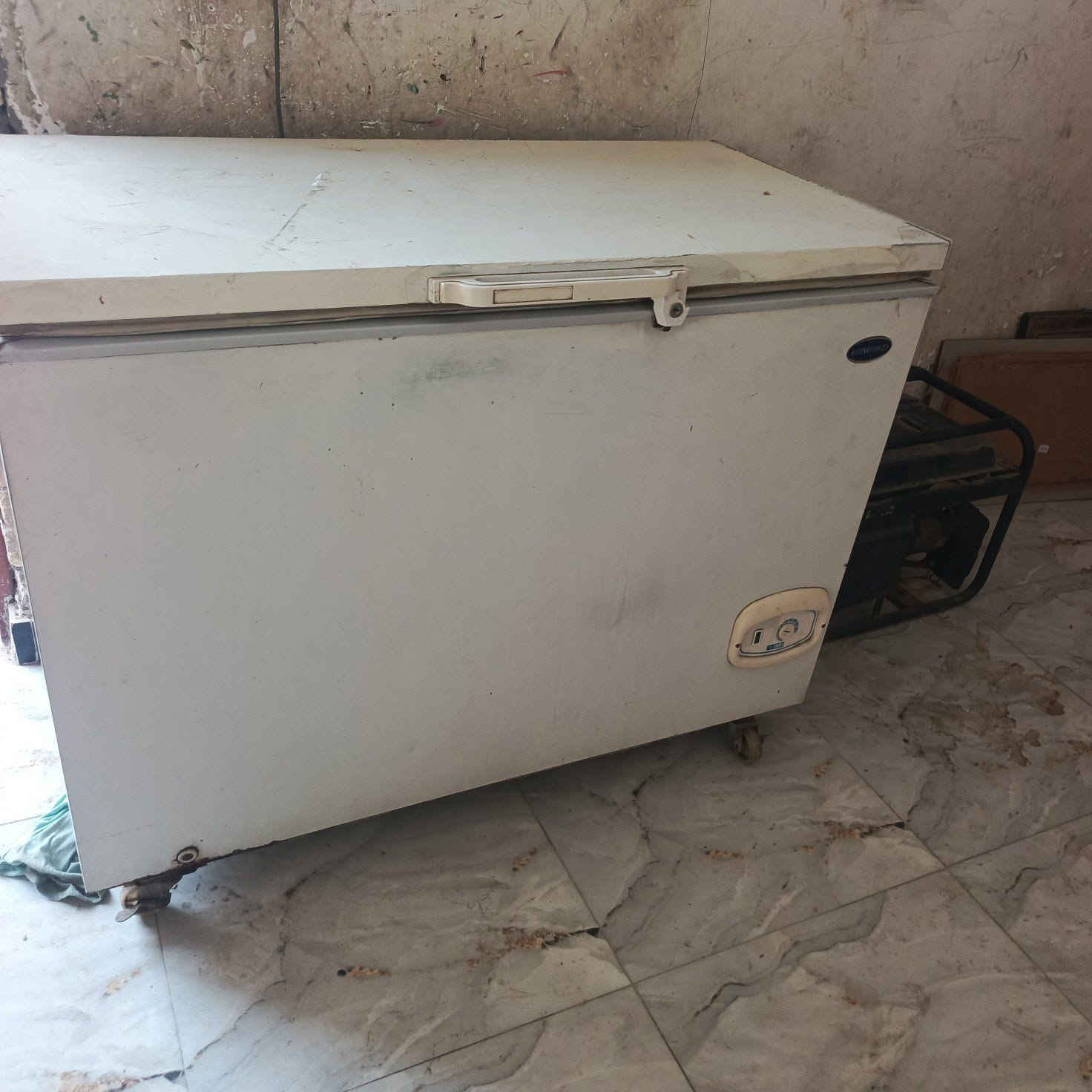 غراض للبيع مولدات عدد ٣ ومجمد حجم الكبير وكبرسير هو عدد ٢ وبراد ماي بردوه نص ونص *********** اتصل كله شاغله على شرط

