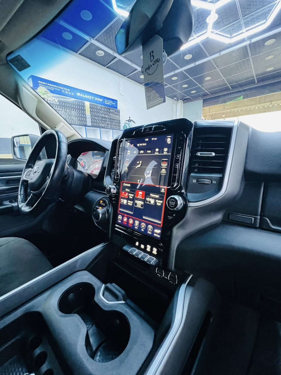 🚘 للبيع دوج رام 2020 Big Horn
🔹 الموديل: 2020
🔹 الفئة: Big Horn
🔹 المحرك: 8 سلندر HEMI سعة 5.7
🔹 الدفع: فور ويل (4x4)
🔹 حساسات أمامي + خلفي
🔹 كاميرا خلفية
🔹 مرايا شفط
🔹 شاشة تسلا
🔹 دوسة صعود
🔹 كشنات تدفئة
📝 الملاحظات بكل شفافية:
▪️ كلين بس دعميه 
▪️ 4 مكنات بارد بسيط
▪️ سيارة مظلة نسبة 80% جديد ما صار شهر
▪️ هزه سيارة جديدة ما صار شهر
‏▪️ سيارة باسمي تحويل ثاني يوم
▪️‏سيارة جديدة ما تصرف عليها الف دينار
▪️ السيارة ماشية 99 KM
‏▪️ مرفق صور ￼
‏▪️ مكان السيارة في اربيل 
💰 السعر: 340 ورقة نقد
🔁 أو مراوس بسيارة صغيرة
📞 للاتصال: ***********
