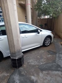 تيوتا كوريلا 2024  الحادث خشم الجاملغ والبنيد راجعات نفسهن بدون صبغ بد...