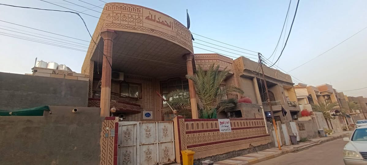 السلام عليكم 
بيت للبيع في الشموخ دور الضباط قرب صيدلية ام الربيعين الفرع 
 الثالث، ثالث دار ، مساحة الدار 250م
يحتوي على 5 غرف منام مع 3 مجاميع صحية بالاضافة الى غرفة ماستر للأستفسار اكثر الاتصال على رقم الهاتف (***********).
