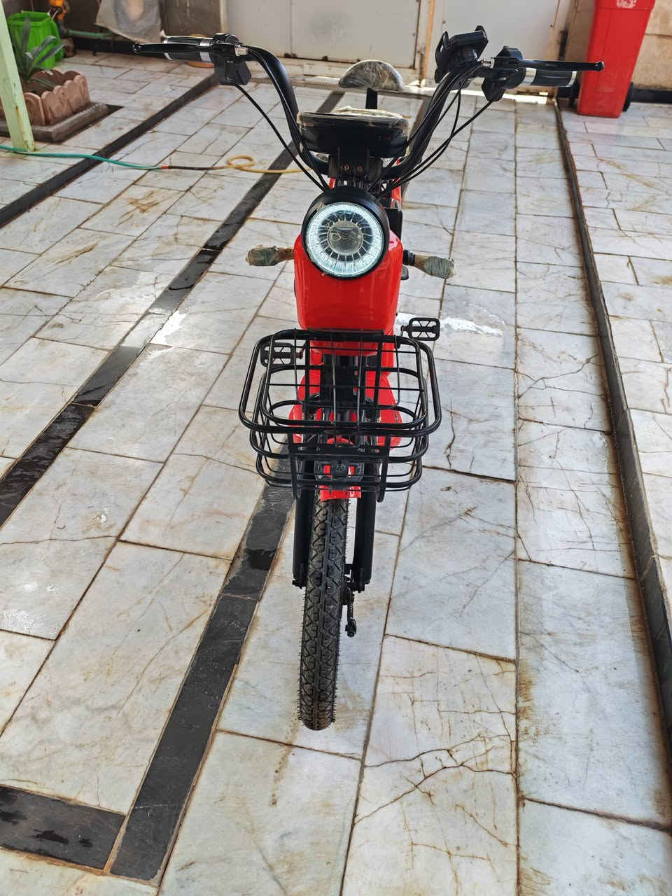 السلام عليكم .. 
دراجه شحن للبيع 
المواصفات + التفاصيل : 
١. حجم ( 20 ) .
٢. عدد البطاريات ( 4 ) جدد شرط الفحص ـ شركه الريان .
٣. ملف 450W - السرعه القصوى ( 90 ) + السرعه الحقيقيه ( 70 ) - مثبت سرعة .
٤. سويجين + بصمتين + تشغيل عن بعد . 
٥. شاشه ديجيتال تقرا الفولتيه والمسافه المقطوعه .
٦. بريكات امامي و خلفي + دبلات . 
٧. ستاند ( موبايل ) . 
٨. بلوتوث - MP3 .
٩. مدخل USB، شاحن موبايل . 
-------------------------------
- الدراجه جديده بمعنى الكلمه نظافتها تقرأ بالصور
- السعر : ( ٣٥٠ ) الف 
- المكان :  قضاء النصر ـ قرب دار القران 
 للإستفسار الاتصال على الارقام : 
 ( ***********  )
(  ***********  )
