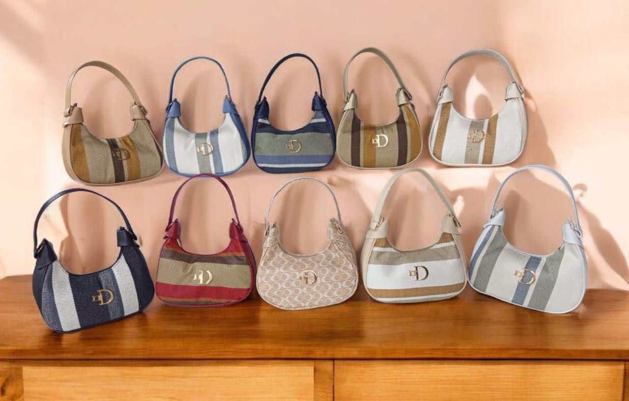 حقيبه  نسائية جديد 🦋السعر5 الاف 💸
الاناقه تبدّا من خطوتك 💓جلد حجم وسط
✅مديلات عصريه تناسب كل إطلاله
✅راحه ➕اناقه 🟰كمال إطلاله 
✅متوفر كل الاوان كوالتي عالي 
للحجزوالطلب راسلونا على الأرقام التأليه
***********؟***********
لديناتوصيل إلى كافة المحافظات. العراقيه
