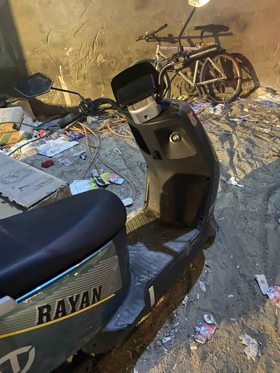 حالة ممتازة وجاهزة للاستخدام
🚲 المواصفات:
 • 🔋 6 بطاريات – 32 أمبير
 • 🔐 بصمة تشغيل + تشغيل عن بُعد
 • 🛑 قاطع دورة
 • 🅿️ نظام بارك
 
 • 🚨 دبل إشارة
 • 🔒 قفل إنذار مانع سرقة
 • ⚙️ 3 سرعات

📏 الأداء:
 • تمشي تقريبًا 50 كم بالشحنة الواحدة
 • السرعة تقرأ 60
 

✅ الدراجة بحالة جيدة جدًا
📍 العنوان: بغداد
💰 السعر: 500 ألف 
***********
