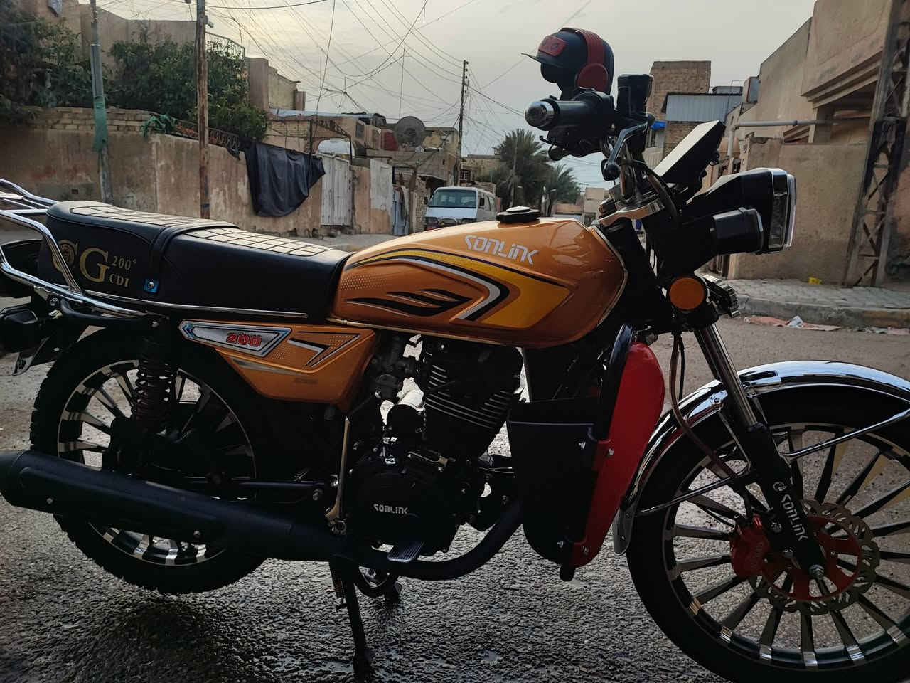 السلام عليكم للبيع سونلك موديل 25  مكينه 200cc الدراجه كفاله عامه مال جناي نكره سلف بكل وقت حتى الصبح من تريد تشغل نكره سلف الدراجه اشاير لايت عالي ناصي كهربائيات كلها شغاله تايرات جدد اوراق كامله نصبتها حلوه ونضافتها كدام عينك
السعر ٧٥٠ وبيهه مجال حك الجيه 
لحد يكسر بحلال العالم  
مكاني بغداد الحسينية للاستفسار:
***********
