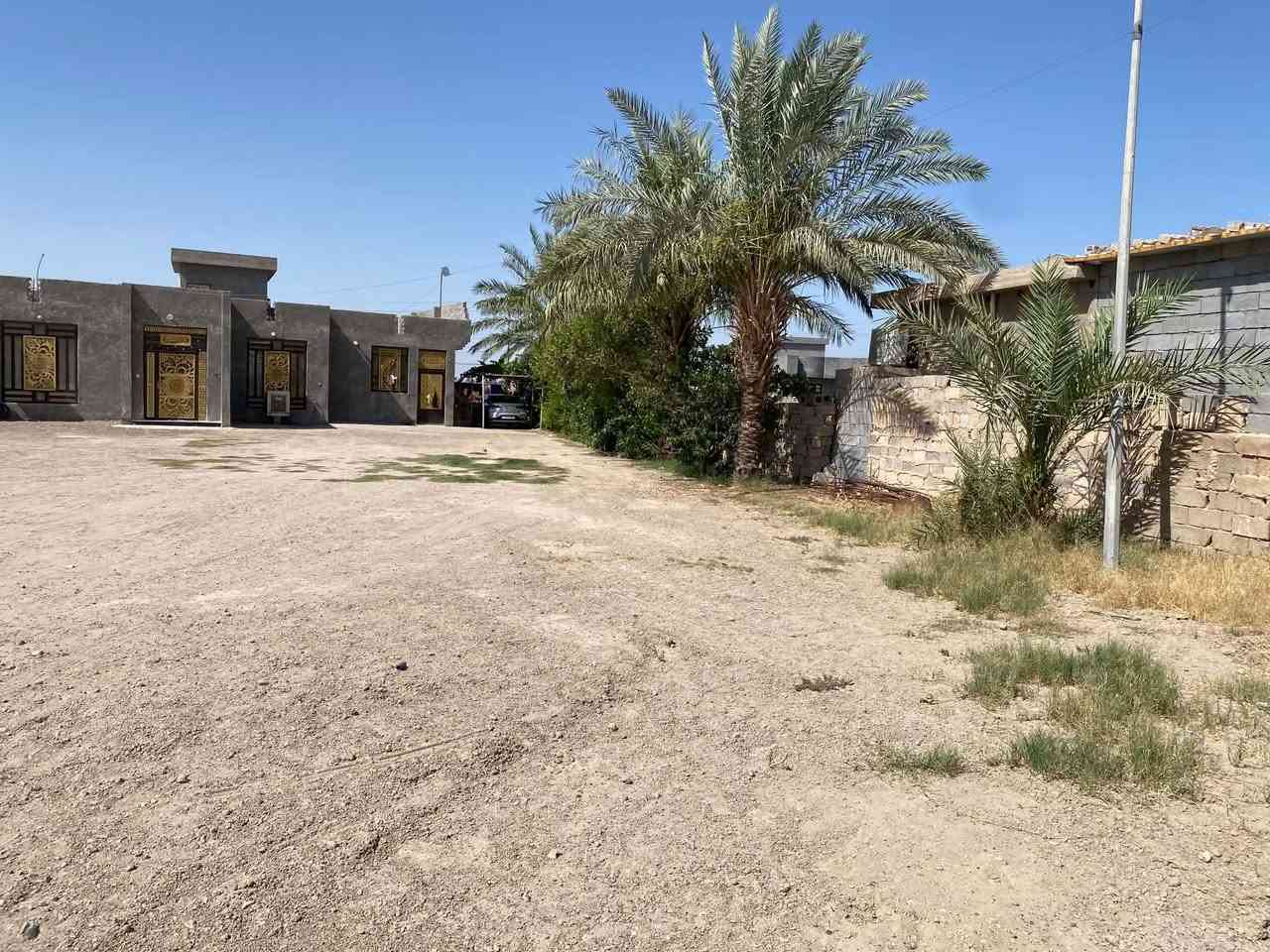 السلام عليكم ورحمة  بيت للبيع الشهابي الثانيه عل شارع سايدين خدمات كله كامله مدرسه بصفه مستشفى  بيت كامل مكمل هوه او اثاثه مساحت البناء 240 قطعه بصفه هم للبيع مساحته 650 حديقه كدام البيت مساحته 600 ابيع شلع السعر خاص ‏‪***********‬‏

