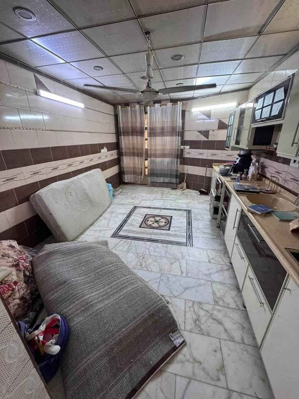 بيت 200 متر للايجار في السيدية يحتوي على وحدتين سكنيتين للإيجار.
الطابق الأرضي:

* صالة استقبال واسعة مع هول.

* مطبخ.

* غرفة نوم.

* حمامان.

الطابق الأول:

* غرفتا نوم.

* مطبخ.

* حمام.

المميزات:

* أرضيات مرمر.

* سقوف ثانوية.

* 3 حمامات سيراميك.
📞 للاستفسار:***********

او زيارة مكتب حلم عقاري السيدية شارع الكويتي
