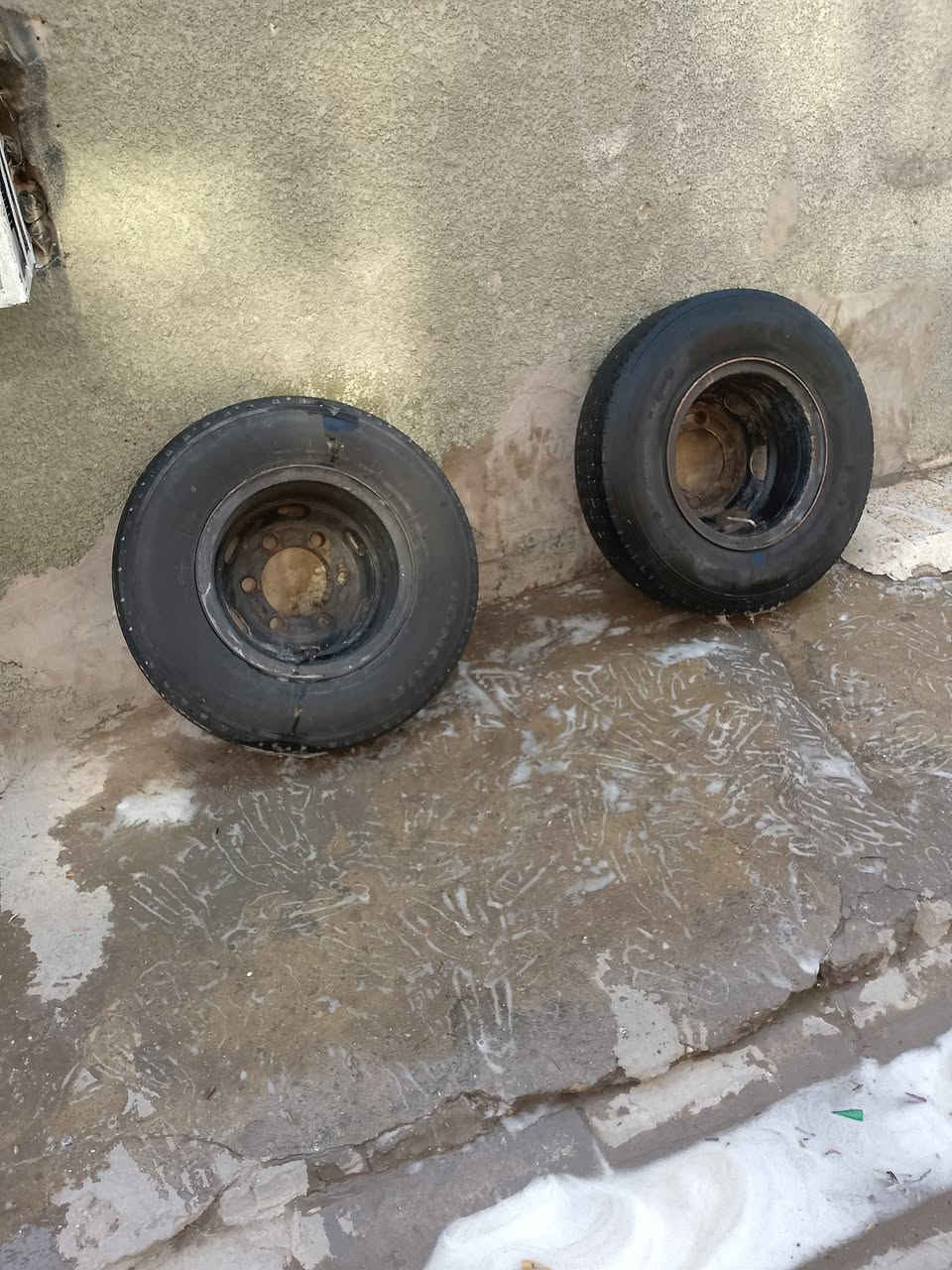 اسلام عليكوم زوج تايرات مال كنتر هنة ويلاتهن  واحد نضيف و الثاني نص عمر بي بس فطر مثل ماموضح بل صورة حجم 700 وخمسين على 16 السعر 100 وبيهن مجال مكاني مدينة الصدر الاستفسار *********** كرار ابو حيدر
