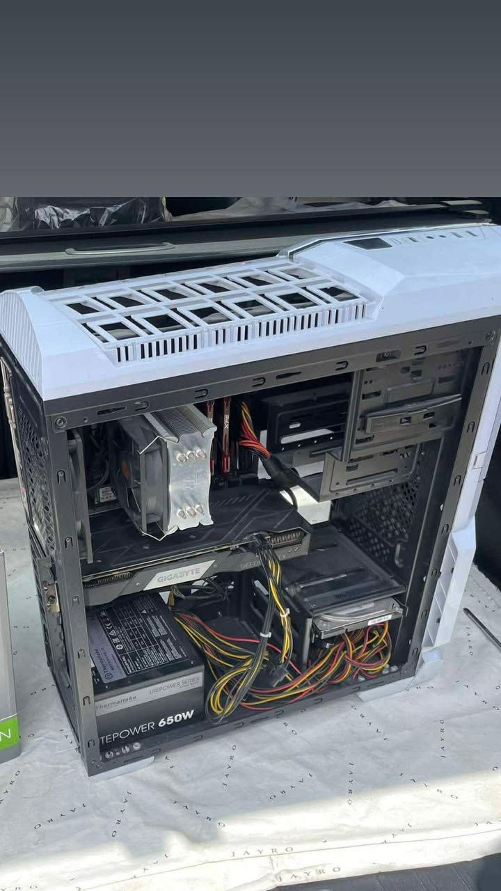 السلام عليكم عندي تجميعه بدون كارت شاشه وكل كراتينها موجوده ونضيفه كلش 
I7-9700k
16 g ram 3200 cl16 XPG
Mother Z390-A pro
650w thermalight
مبرد غازي ون تاور 
كيس ابيض (البوب موجوده بس شايلهم علمود التبريد)
كيبورد شركه bloody
هارد hdd 500g
و m.2 128
السعر ب 500 وبيها مجال بسيط للي يجي ويتعنى 
بغداد حي الخضراء 
***********
