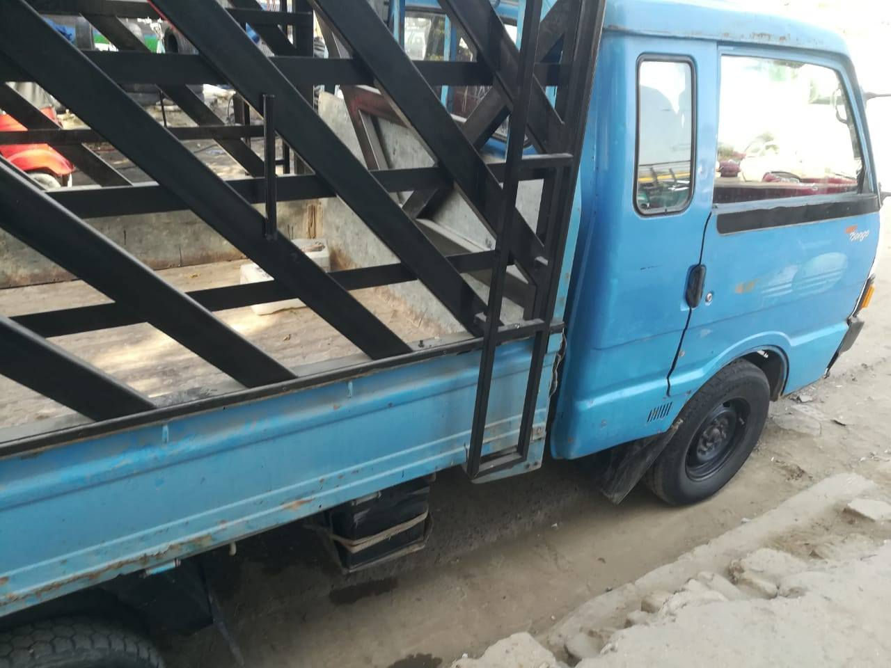 عندي كيه موديل 1994 السيارة جاهز كبل الشارع مشروع وطني السنويه ماصاقطه السعر 50 ورقه وبيها مجال مكان السياره بغداد الدوره *********** رقم السيارة بغداد
