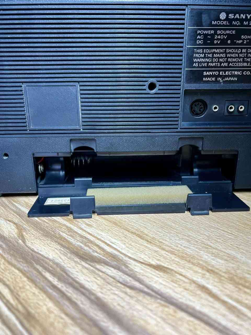 بعد اذن الآدمن
صوت كان يسكن البيت SANYO
لم يكن جهازا كان موعدا ثابتا مع المساء و اغنية تخفض من أجلها الأصوات تصميم كلاسيكي و صوت  لا يشبه هذا الزمن قطعة لا تشترى بل تقتنى
مسجل راديو سانيو ياباني الصنع ١٩٧٨
٤ موجات راديو  Fm-Mw-Sw-Lw
يعمل على الكهرباء المباشر او بطاريات حجم كبير عدد ٦ 
للحجز مراسلة الصفحة او مراسلة واتساب على الرقم ***********
#الجميع
#راديوات_انتيكة
#راديو_قديم
#راديو_نادر
#تحف_وانتيكات
#انتيكات
‏#VintageRadio
‏#AntiqueRadio
#هواة_التحف
#بيع_وشراء
#العراق
