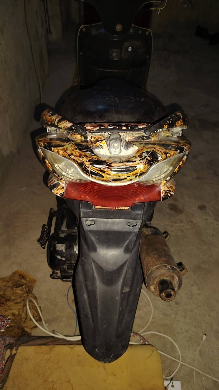 السلام 
السلام عليكم دراجه سكنز للبيع نظيفه وما بيها شيء بس الكابريتا مالتي وسخه المكان البصره القرنه الثغر السعر 170 وبيها مجال للطيبين التواصل على هذا الرقم واتساب ***********
