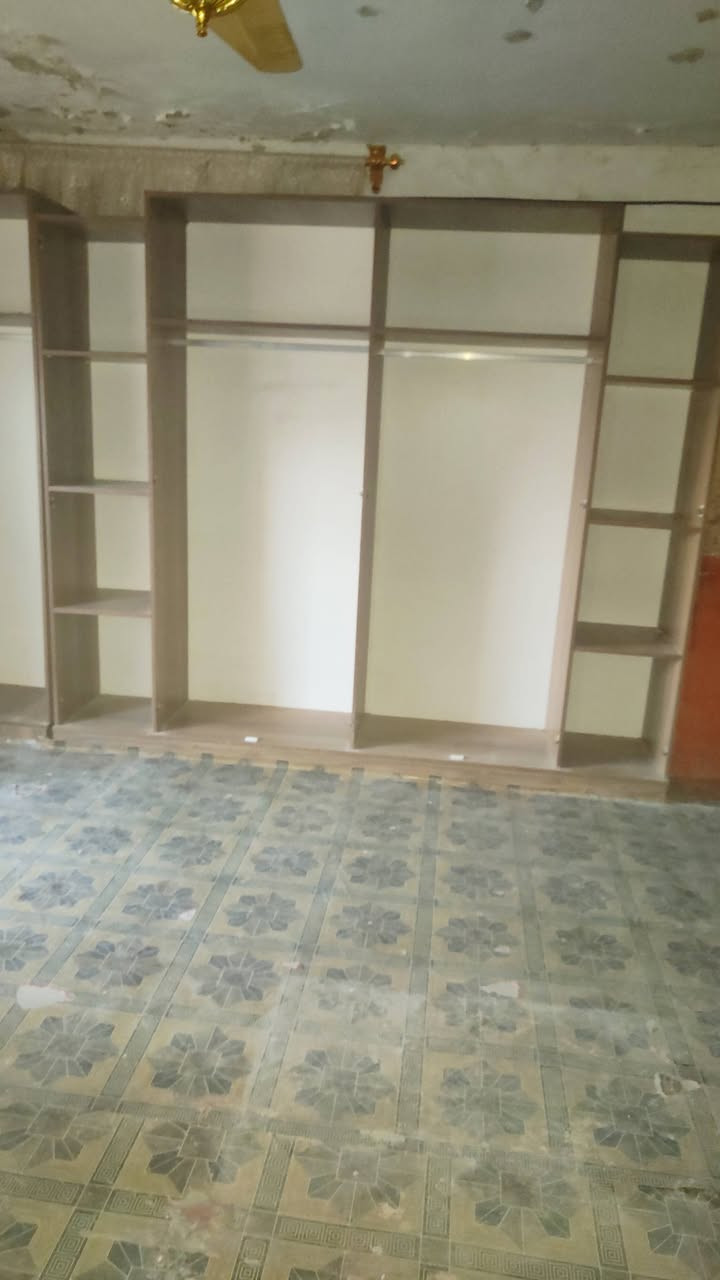 سلام عليكم غرفه 9 قطع برغي وچوي كنتور ابواب وياها ملحق طفل بابين هم ابواب سعرها 650 وبيها مجال للاستفسار ***********////***********
