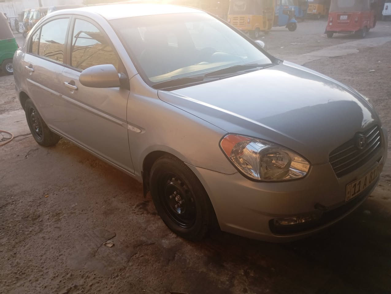 سلام عليكم اكسنت 2007 وارد امريكي بيها قطع صبغ حادثها دوسة وذيل جاملغ امامي بيه ثلاث قطع صبغ ودواير  مكينه 1600 مكينه وكير اوتوماتيك مكفولات تبريد شغال صدر امامي وخلفي جديد وتخم تاير جديد كربائيات كله شغالة سنتر لوك شغال رقم بغداد انكليزي هزة جديدة مكان بغداد سعر,72 
رقم الهاتف//***********
