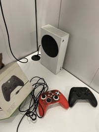 اكس بوكس سيريس اس • ٥١٢ جيجا SSD • يدين اثنين