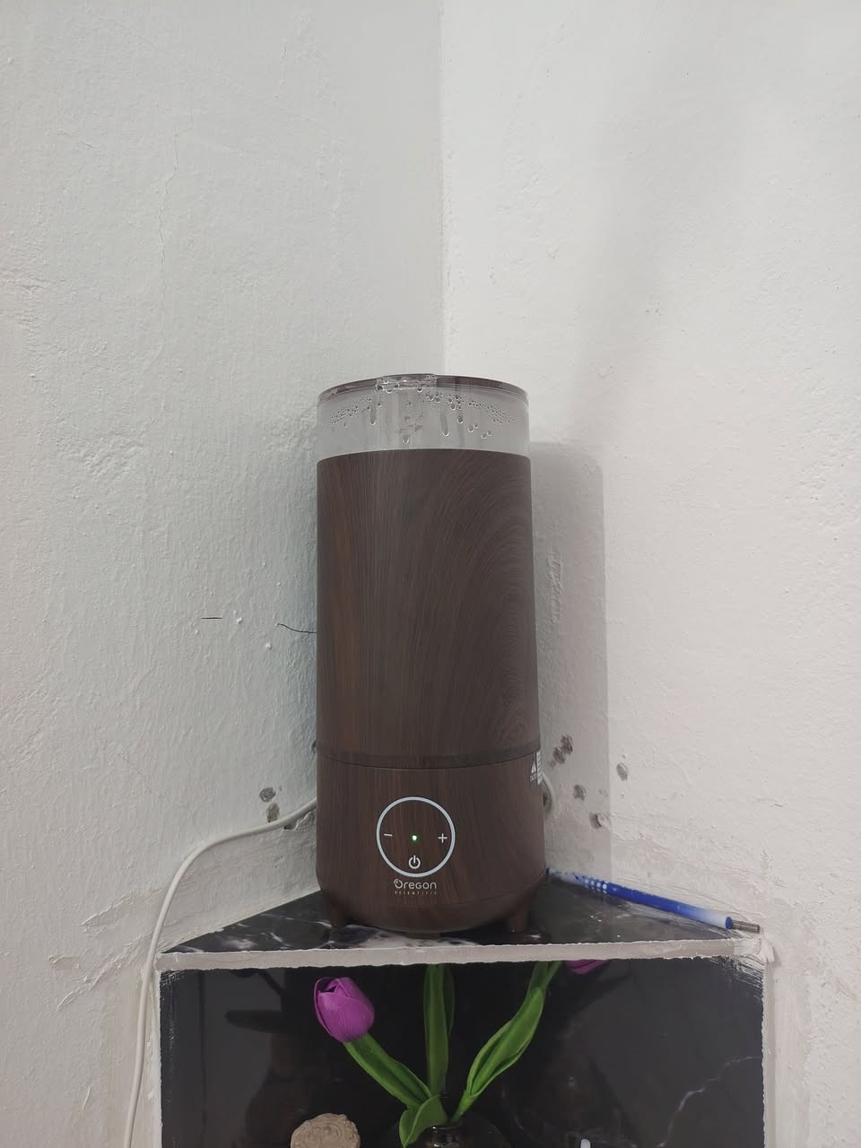 هذا الجهاز هو مرطب جو بالموجات فوق الصوتية (Ultrasonic Humidifier) من شركة أوريجون ساينتيفيك (Oregon Scientific)، ويظهر في الصورة أنه جزء من مجموعة "Smart Living" بتصميم خشبي داكن. 
المواصفات الفنية للجهاز:
بناءً على المعلومات الموضحة في الصورة والبحث، يتميز الجهاز بما يلي:
سعة خزان المياه: 2.6 لتر [صورة المستخدم].
مستويات التشغيل: يوفر 3 مستويات قابلة للتعديل لقوة البخار [صورة المستخدم].
مدة التشغيل: يصل إلى 8 ساعات من العمل المتواصل عند الضبط على الوضع العالي [صورة المستخدم].
أقصى معدل تبخير: حوالي 300 مل في الساعة [صورة المستخدم].
تقنية الموجات فوق الصوتية: يعمل بهدوء تام، مما يجعله مناسباً لغرف النوم. 
ع اول تم 30


**إذا كنت صاحب هذا الإعلان وتريد حذفه لأي سبب، رجاءا أرسل رسالة إلى الدعم الفني**