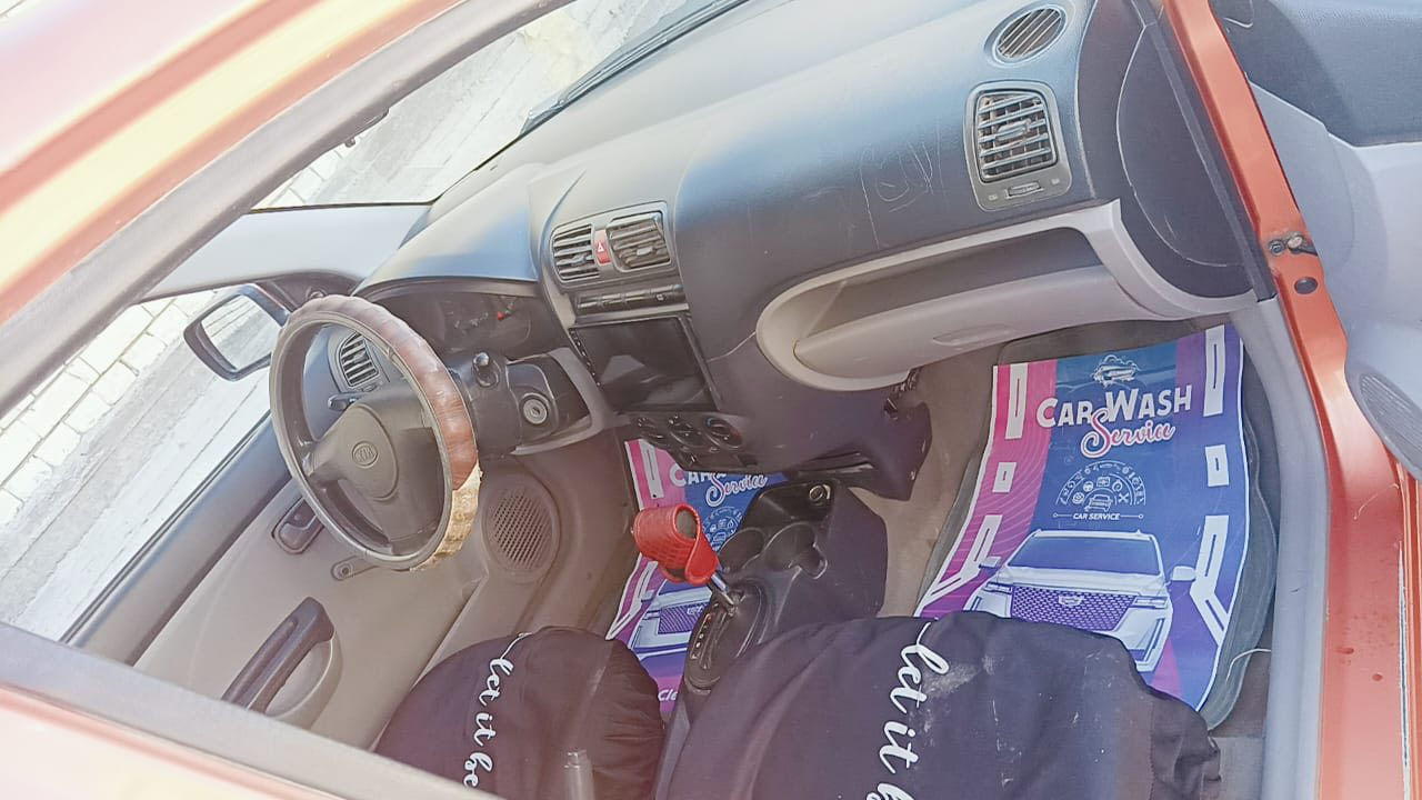 السلام عليكم
سياره بيكانتو موديل ٢٠٠٦ محرك اربعه سلندر اربع قطع صبغ اثر جراد مو حادث حداديه إماميه وخلفيه جديده قبل شهر سويتهن اربع دبلات جدد تبريد شغال كير ومكينه نضيفات كهرباءيات كله جديده السياره مناقصه اي شي 
السعر ٥٨ 
للاتصال ***********٠
