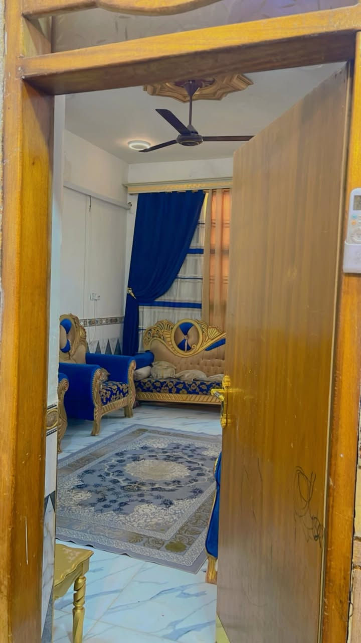 ع بركات الله بيت للبيع مستعجل ع بيع البيت مساحه 150 متر مربع يتكون مت استقبال وصاله وغرف نوم اثنين وصحيات ومناور اثنين 

التواصل ع الرقم ‭0776 593 2515‬
