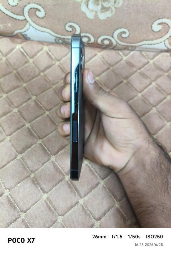 السلام عليكم ايفون 12برو الذاكره 128 البطاريه 76الجهاز مثل ما موضح بل صوره نضيف مبدل فقط شاشه والبصمه الوجه واكفه لستفسار ***********
