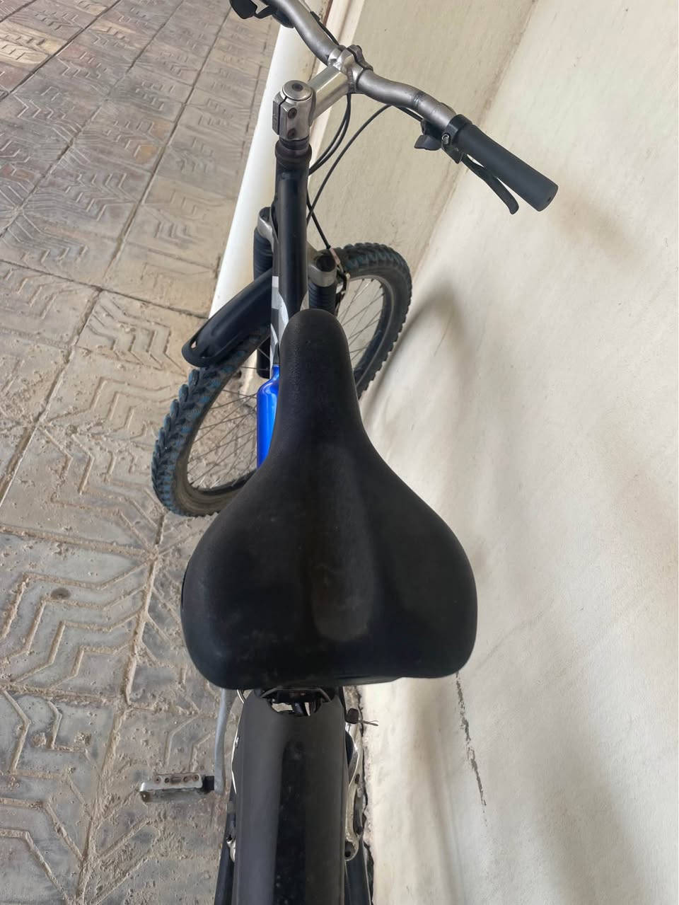 Selling a genuine Giant ATX 830 mountain bike. Giant is a world-class brand known for durability and performance. This bike is perfect for daily commuting or light trail riding.
• Model: Giant ATX 830 (Designed in USA)
• Gears: 21-Speed Shimano Acera (7x3 setup)
• Brakes: V-Brake system for reliable stopping
• Suspension: Front suspension fork for a smoother ride
• Extras: Includes mudguards (front & rear), bottle cage, and kickstand.
• Condition: Used but well-maintained. Tires have good tread left. Ready to ride!
Price: 100,000 IQD
Location: erbil
🇸🇦 Arabic | العربية
العنوان: دراجة جبيلة جاينت (Giant ATX 830) - بحالة جيدة جداً
للبيع دراجة هوائية أصلية من ماركة "جاينت" العالمية، موديل ATX 830. دراجة قوية جداً ومعروفة بتحملها، تصلح للاستخدام اليومي أو المسارات الوعرة.
• الموديل: Giant ATX 830 (تصميم أمريكي)
• ناقل الحركة: شيمانو (Shimano Acera) بـ 21 سرعة (7 خلفي × 3 أمامي)
• المكابح: نظام V-Brake قوي
• المساعدات: مساعدات أمامية لراحة أكبر أثناء القيادة
• الإضافات: واقيات طين (أمامية وخلفية)، حامل مطارة ماء، ومسند جانبي
• الحالة: مستعملة ونظيفة، الإطارات بحالة جيدة وجاهزة للاستخدام مباشرة
السعر: اربیل
الموقع: 100،000 دینار 
☀️ Kurdish | کوردی
ناونیشان: پایسکیلی کێوی جۆری جـاینت (Giant ATX 830) - زۆر پاکە
بۆ فرۆشتن پایسکیلی ئەسڵی مارکەی جـاینت (Giant) مۆدێل ATX 830. یەکێکە لە باشترین مارکە جیهانییەکان، زۆر بەهێز و خۆڕاگرە بۆ هەموو جۆرە ڕێگەیەک.
• مۆدێل: Giant ATX 830 (دیزاینی ئەمریکی)
• گێرەکان: ٢١ گێر، جۆری Shimano Acera (٧ بە ٣)
• برێک: سیستەمی V-Brake زۆر بەهێز
• مەکینە و یای: یای پێشەوەی هەیە بۆ ئەوەی لە ڕێگەی ناڕێکدا بێزارت نەکات
• زیادکراوەکان: چەتر (تەقە) بۆ پێش و دوا، جێگەی أربيل, العراق


**إذا كنت صاحب هذا الإعلان وتريد حذفه لأي سبب، رجاءا أرسل رسالة إلى الدعم الفني**